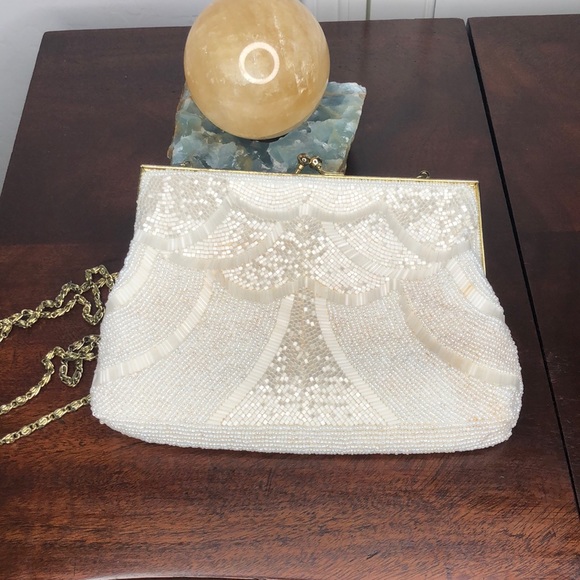 La Regal Beaded Ivory Bag. - Picture 4 of 8